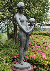本郷給水所公苑内の野外彫刻「母子像」