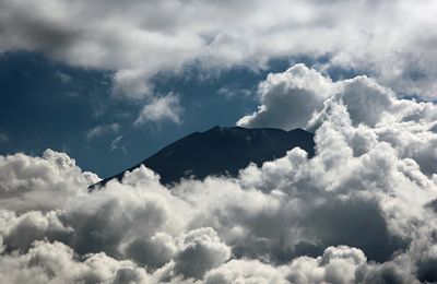 山中湖／雲の切れ間に見る富士