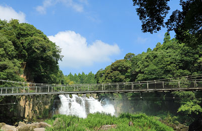 下流側から見る大滝と吊り橋