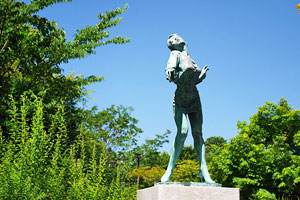 片倉城跡公園の彫刻−江里敏明作1989年「ダンシング・オール・ナイト」（第10回西望賞受賞作品）
