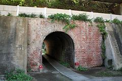 トンネルのような跨道橋