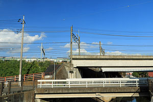 山田川を跨ぐ横浜線と元子安橋