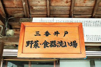 厜