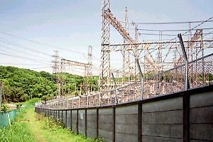 電力施設の横を抜ける 電力施設の横を抜ける